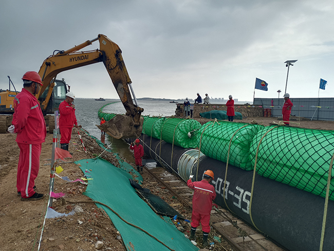 青岛胶州湾海底管道浮拖安装工程顺利完工