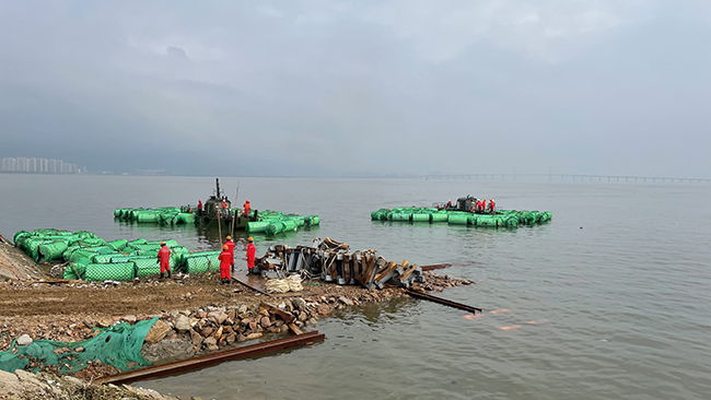 青岛胶州湾海底管道浮拖安装工程顺利完工